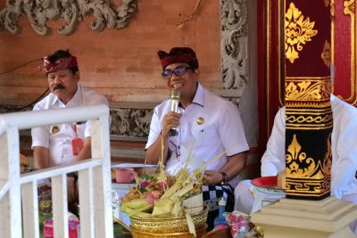 Bupati Sanjaya didampingi Wakil Bupati Dirga menghadiri uleman Ngupasaksi Upacara Dewa Yadnya lan Rsi Yadnya Pediksan/Dwijati di Griya Taman Belayu