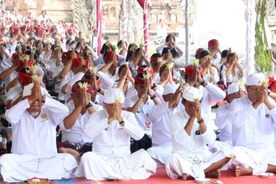 Persembahyangan Saraswati di Pemkab Tabanan