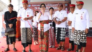 Peresmian aula TK Darma Kumala di Desa Penatahan, Kecamatan Penebel yang ditandai dengan pemotongan pita