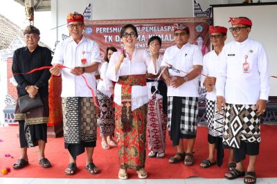 Peresmian aula TK Darma Kumala di Desa Penatahan, Kecamatan Penebel yang ditandai dengan pemotongan pita