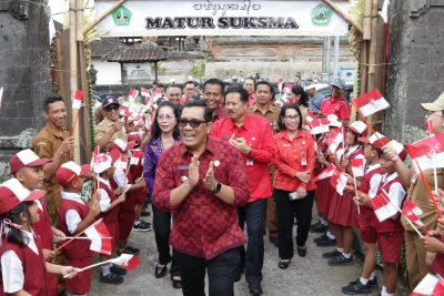 Kedatangan Bupati Sanjaya untuk Program Bungan Desa ke-60 disambut meriah oleh warga Desa Rejasa