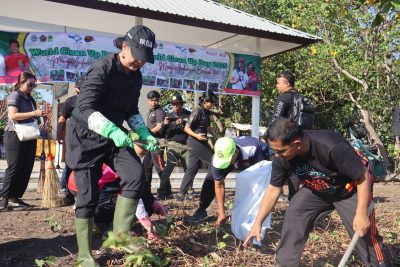 Relawan terjun langsung dalam aksi bersih-bersih lingkungan yang dilaksanakan pada puncak World Cleanup Day 2025, Jumat (19/9).