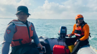 Tim SAR gabungan saat pencarian hari kedua terhadap korban WNA yang tenggelam di Pantai Legian.