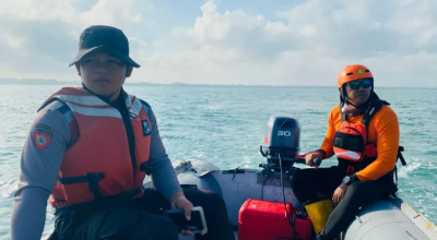 Tim SAR gabungan saat pencarian hari kedua terhadap korban WNA yang tenggelam di Pantai Legian.