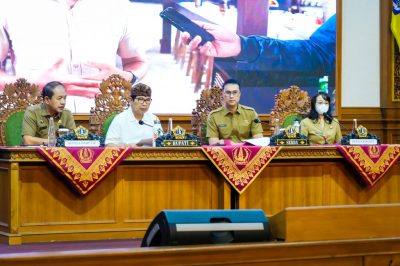 Bupati Adi Arnawa saat memimpin rapat finalisasi laporan akhir pendataan potensi pajak daerah di ruang Kertha Gosana, Puspem Badung, Senin (1/9).