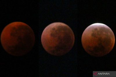 Menyaksikan "blood moon" dari langit Jakarta