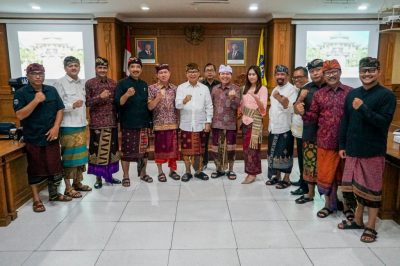 Bupati badung Adi Arnawa menerima kunjungan Komisi I dan Panitia Khusus (Pansus) DPRD Provinsi Bali di Ruang Rapat Kriya Gosana, Puspem Badung, Kamis (4/9).