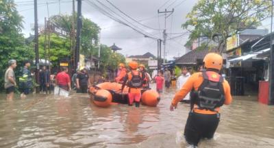 Tim SAR gabungan mengevakuasi warga Denpasar yang menjadi korban banjir