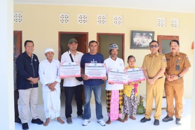 Wali Kota Denpasar I Gusti Ngurah Jaya Negara dalam kesempatan menyerahkan secara simbolis bantuan 17 unit rumah layak huni
