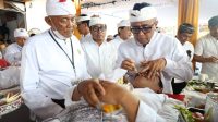Wali Kota Denpasar I Gusti Ngurah Jaya Negara Ngayah Nyanggingin serangkaian Metatah Massal di Pura Dalem Ulunsuan, Banjar Abiantimbul, Denpasar Barat