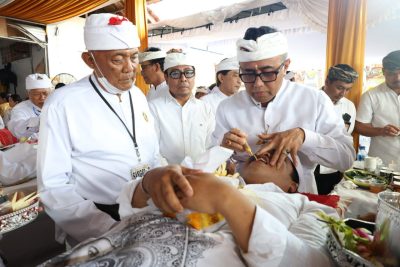 Wali Kota Denpasar I Gusti Ngurah Jaya Negara Ngayah Nyanggingin serangkaian Metatah Massal di Pura Dalem Ulunsuan, Banjar Abiantimbul, Denpasar Barat