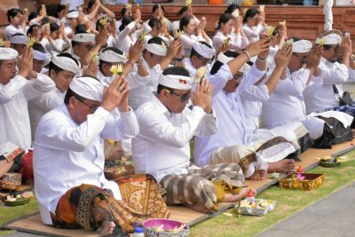 persembahyangan bersama Hari Suci Saraswati di Pura Agung Jagatnatha Kota Denpasar