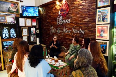 Kunjungan Dekranasda Bali ke sentra perajin perak Bara Silver di Desa Celuk, Kabupaten Gianyar.
