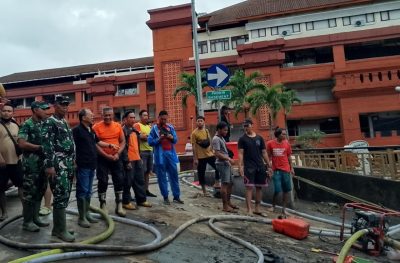 Proses penyedotan air banjir di basement Pasar Badung dan sekitarnya