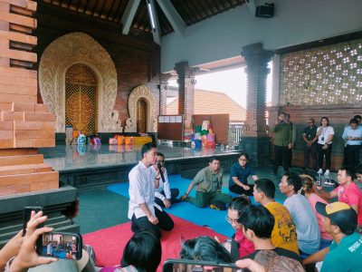 Wakil Presiden RI Gibran Rakabuming Raka saat meninjau posko pengungsi banjir di Denpasar