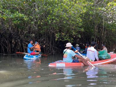 Aksi bersih-bersih sampah plastik di kawasan mangrove pasca banjir bandang beberapa hari lalu