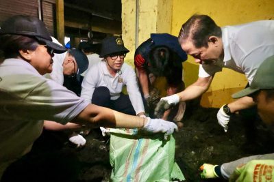 Wali Kota Denpasar I Gusti Ngurah Jaya Negara bersama Menteri LH RI Hanif Faisol Nurofiq, saat Bersihkan Sisa Banjir di Pasar Badung dan Kumbasari Minggu (14/9)