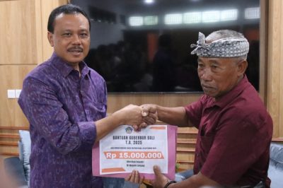 Penyerahan santunan kepada keluarga korban meninggal akibat banjir bandang yang melanda Bali beberapa hari lalu