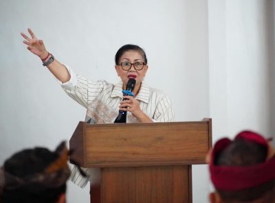 Putri Koster saat menjadi narasumber sosialisasi Percepatan Pelaksanaan Pembatasan Penggunaan Plastik Sekali Pakai dan Pengelolaan Sampah Berbasis Sumber di Karangasem