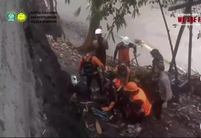 Proses evakuasi 1 jenazah yang ditemukan di daerah Jalan Kertanegara, aliran sungai Dam Tirta Gangga.