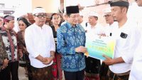 Wawali Arya Wibawa Dampingi Menag RI Serahkan Bantuan untuk Pura dan Warga Terdampak Banjir di Denpasar