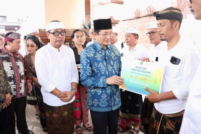 Wawali Arya Wibawa Dampingi Menag RI Serahkan Bantuan untuk Pura dan Warga Terdampak Banjir di Denpasar