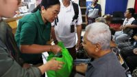 Ketua TP PKK Kota Denpasar Ny Sagung Antari Jaya Negara kembali menyerahkan bantuan pasca banjir kepada warga terdampak, pada Senin (22/9).