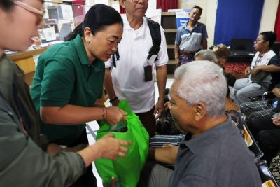 Ketua TP PKK Kota Denpasar Ny Sagung Antari Jaya Negara kembali menyerahkan bantuan pasca banjir kepada warga terdampak, pada Senin (22/9).