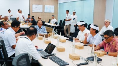 Wujudkan Pariwisata Berkualitas, Koster Pimpinan Rapat Evaluasi Peningkatan Pelayanan Bandara Ngurah Rai