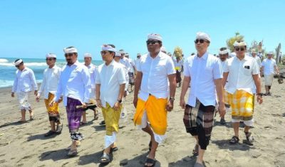 Ketua DPRD Badung Hadiri Upacara Pemahayu Jagat di Pantai Seseh