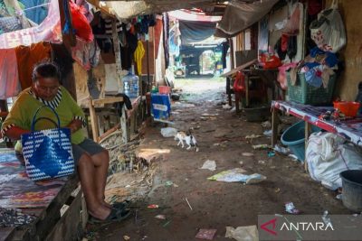 Warga merapihkan barangnya di pemukiman pemulung dekat bantaran Kali Ciliwung, Jakarta, Rabu (10/9/2025). Badan Pusat Statistik (BPS) mencatat pada Maret 2025, angka kemiskinan di Jakarta meningkat menjadi 4,28 persen dari sebelumnya 4,14 persen pada September 2024 karena inflasi kebutuhan pokok dan biaya hunian yang semakin memberatkan kelompok rentan. ANTARA FOTO/Ika Maryani/Adm/YU
