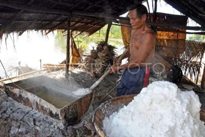 Siah (70), seorang pembuat garam halus meniriskan garam di Dusun Cemara, Desa Lembar, Kecamatan Lembar, Gerung, Lombok Barat, NTB, Selasa (22/3). Dalam satu hari Siah mampu memproduksi 4 hingga 5 bakul garam halus yang selanjutnya dijual kepada pengepul seharga Rp.45 ribu/bakul. (FOTO ANTARA/Ahmad Subaidi/Koz/pd/11.)