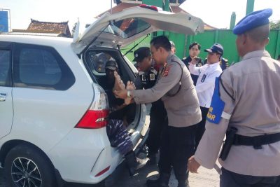 Nelayan Jembrana selamatkan penumpang kapal yang jatuh di Selat Bali