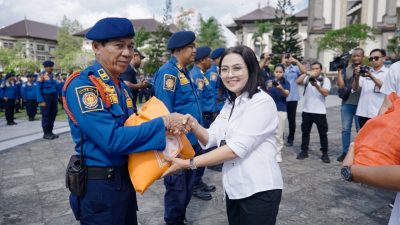 Damkar Badung Terima 325 Paket Sembako sebagai Bentuk Apresiasi Penanganan Banjir