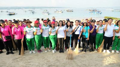 1761280005 TP PKK Badung Laksanakan Gerak Bersih Pantai