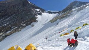 Kemlu RI terus pantau situasi badai salju di Pegunungan Everest