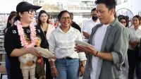 Ny Rai Wahyuni Sanjaya dampingi Ariel NOAH saat melakukan kunjungan di Cemara Ceramic