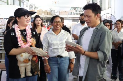 Ny Rai Wahyuni Sanjaya dampingi Ariel NOAH saat melakukan kunjungan di Cemara Ceramic