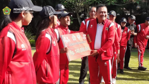 Apresiasi Sang Juara, Bupati Mahayastra Beri Bonus 70 Juta Untuk Peraih Emas Porprov Bali