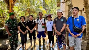 BKOW Bali Salurkan Bantuan Sembako bagi Warga Korban Banjir di Karangasem