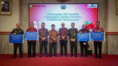 Pemkab Bangli Serahkan SK dan Dana Pensiun Secara Simbolis kepada Calon Pensiunan