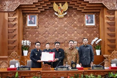 seuruh Fraksi DPRD Kota Denpasar Setujui Penetapan Dua Ranperda,
