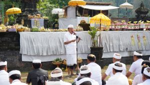 Gubernur Koster Ajak Krama Bali Lestarikan Kearifan Lokal Lewat Perayaan Tumpek Wariga di Pura Pengubengan Besakih