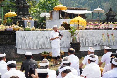 Gubernur Koster Ajak Krama Bali Lestarikan Kearifan Lokal Lewat Perayaan Tumpek Wariga di Pura Pengubengan Besakih