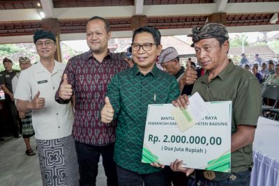 Pemkab Badung Serahkan Bantuan Hari Raya Galungan di Mengwi dan Kuta Utara