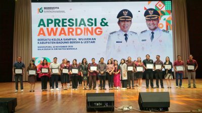 HUT Ke-16 Mangupura, Bupati Adi Arnawa Serahkan Penghargaan Bank Sampah dan TPS3R