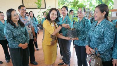 Gencarkan "Hatinya PKK", TP PKK Badung Serahkan Bibit Tanaman ke Dua Kecamatan