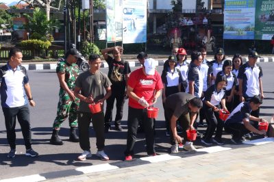 Semarak HUT Kota Singasana ke-532, Pemkab Tabanan Gotong-Royong Cat Trotoar