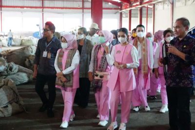 Putri Koster Paparkan Sistem Pengolahan Sampah Berbasis Sumber kepada Ny Selvi Gibran Rakabuming