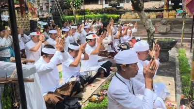 Bupati Bangli Hadiri Upacara Nyatur Piodalan di Padmasana Kantor Bupati